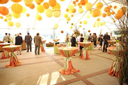Оформление коктейльных столов на свадьбу в жёлтой оранжевом цвете
