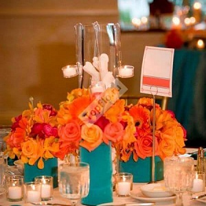 Цветочная композиция на стол гостей в оранжевых и бирюзовых тонах