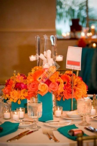 Цветочная композиция на стол гостей в оранжевых и бирюзовых тонах
