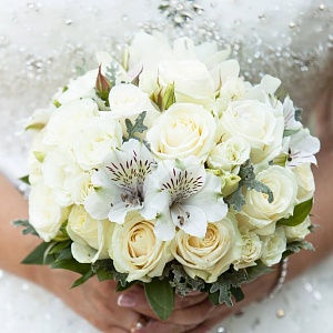 Букет невесты белый с альстромерией