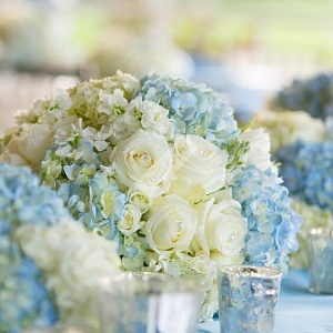 Бело-голубые композиции на столы гостей