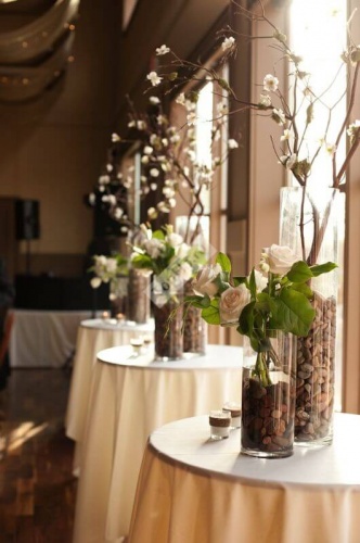 Цветочная композиции на столы гостей для свадьбы в шоколадном цвете