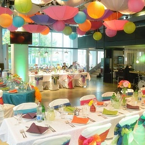Многоцветное оформление зала свадьбы
