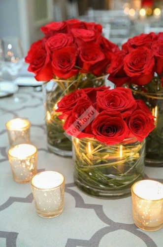Цветочная композиция на стол гостей из красных роз со свечами