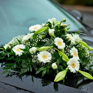 Украшение автомобиля из белых роз лилии и гермини
