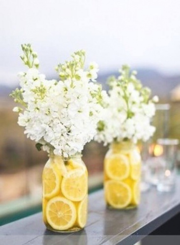 Цветочные композиции на столы гостей для свадьбы в жёлтом цвете