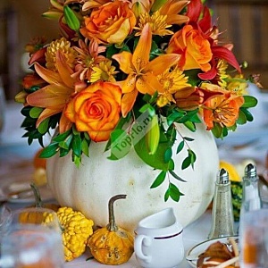 Оранжевая композиция на стол гостей в белой тыкве