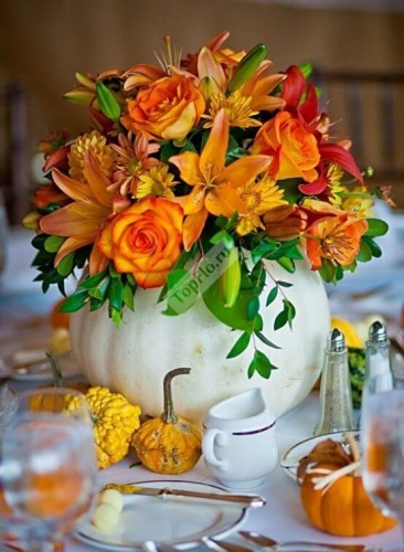 Оранжевая композиция на стол гостей в белой тыкве