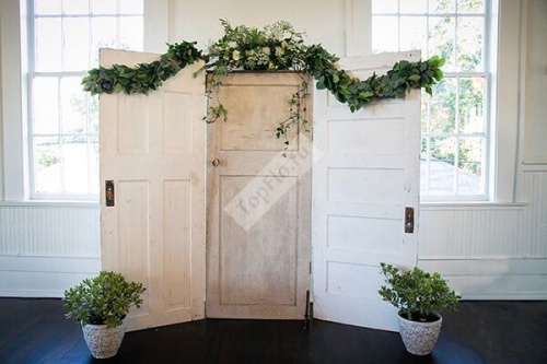 Ширма из дверей с зелеными листьями