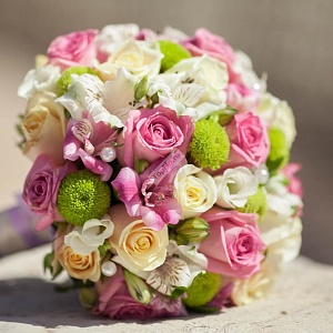 Букет невесты бело-розовый с розой и альстромерией