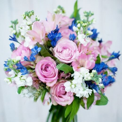 Букеты невесты с розовой розой и синими трителиями Левкои