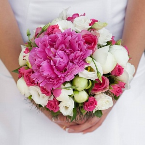 Букет невесты ярко Розовый с кустовой розой и пионом