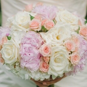 Букет невесты из роз кустовых роз и пионов