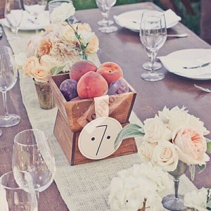 Цветочная композиция на стол гостей с настоящими персиками