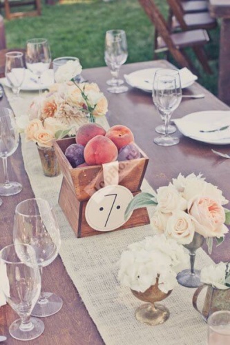 Цветочная композиция на стол гостей с настоящими персиками