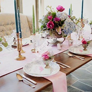 Оформление свадебного стола цветами и свечами