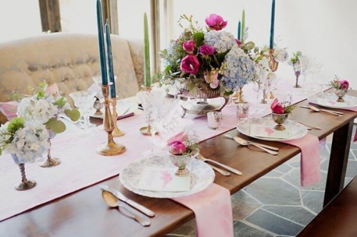 Оформление свадебного стола цветами и свечами