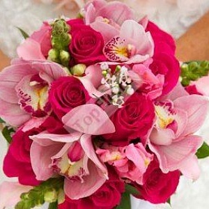 Букет невесты с розовыми розами и орхидеями