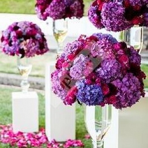 Цветочные композиции на столы гостей лилового цвета