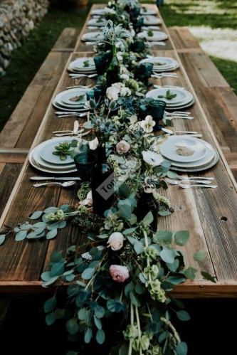 Украшение свадебного стола из изумрудно зеленых листьев