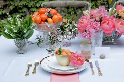 Украшение стола розовыми пионами ландышами и мандаринами