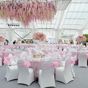 Оформление зала свадьбы в розовом цвете и украшение цветами потолка