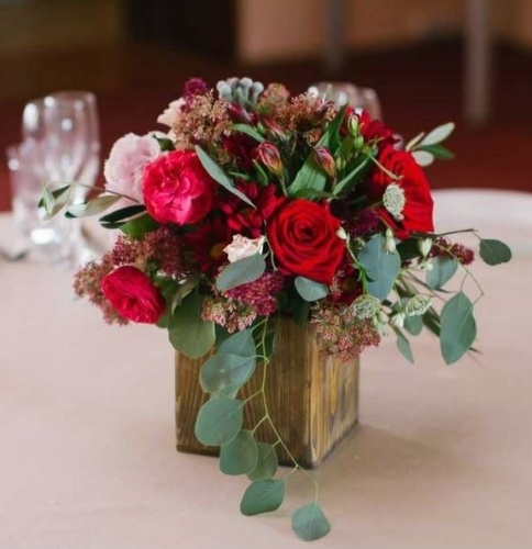Цветочные композиции на стол гостей в бордовом цвете