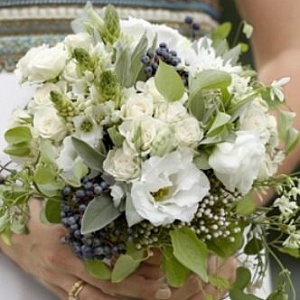 Букет невесты из лизиантуса кустовой розы и орнитогалума