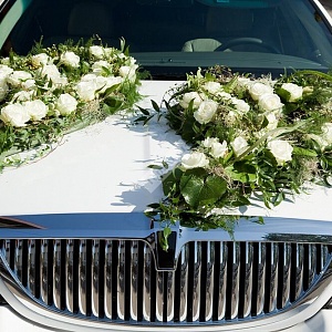 Украшение на капот автомобиля из двух композиций с белыми розами