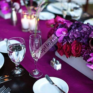 Оформление стола гостей в фиолетовых тонах