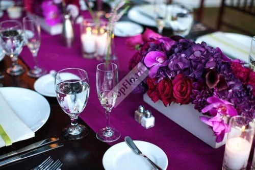 Оформление стола гостей в фиолетовых тонах