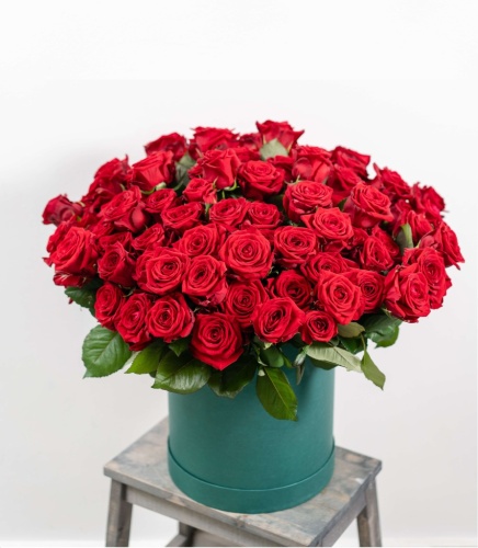 Красные розы 60 см в шляпной коробке