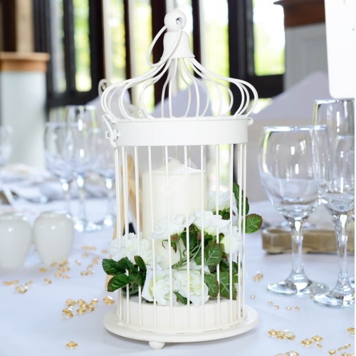 Цветочная композиция на стол гостей со свечою в белом цвете