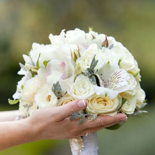 Букет невесты белый с розой и альстромерией