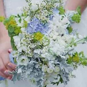 Букет невесты из маттиолы с буплерумом