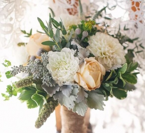 Букет невесты из роз и георгинов с декоративной зеленью