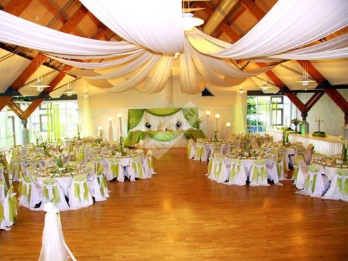 Оформление зала свадьбы в белых и салатовых тонах