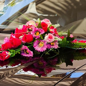 Украшение автомобиля с розами и розовой герберой