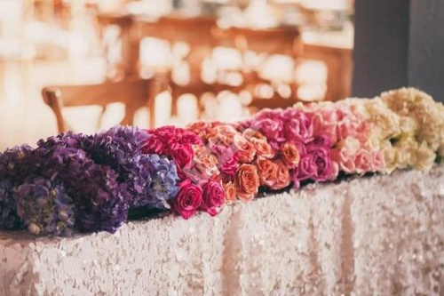 Цветочная композиция из цветов для свадьбы в сиреневом цвете