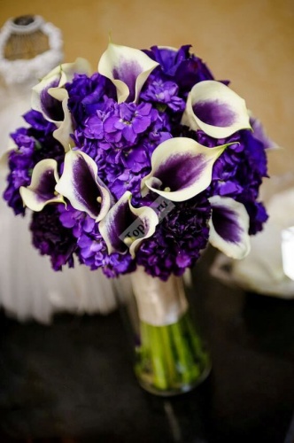 Фиолетовый букет невесты из калл