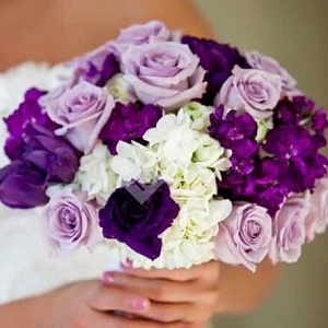 Букет невесты из гортензии роз и лизиантусов