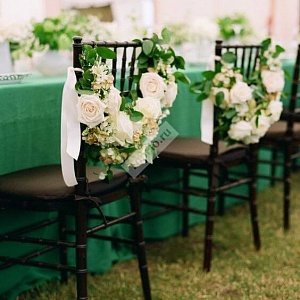 Оформление стульев цветами для свадьбы в изумрудном цвете