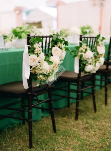 Оформление стульев цветами для свадьбы в изумрудном цвете