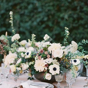 Цветочная композиция на стол гостей для свадьбы в изумрудном цвете