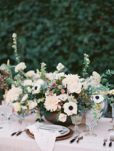 Цветочная композиция на стол гостей для свадьбы в изумрудном цвете