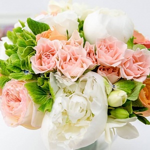 Букет невесты бело-розовый с пионами и зеленой гортензией