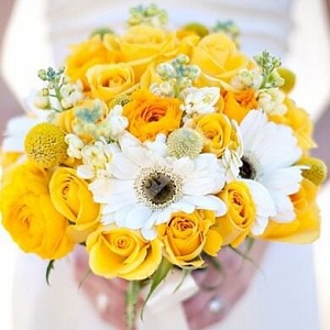 Букет невесты из белых гербер и жёлтых роз