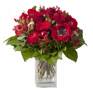 Зимний букет с герберами и анемонами в красном цвете