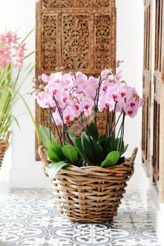 Декоративная корзинка для дома с розовыми цветами