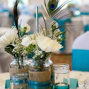 Цветочная композиция на стол гостей для свадьбы в бирюзовом цвете